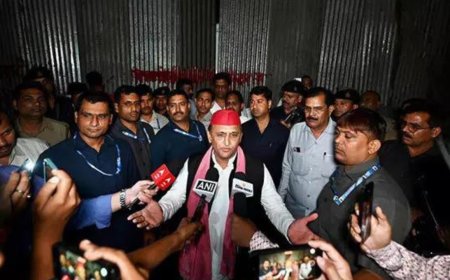 Akhilesh Yadav visits JPNIC in night, slams government for barring entrance with tin sheets