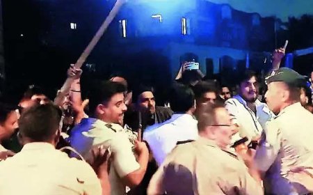 Stones & sticks fly as Sena factions clash in Mumbai