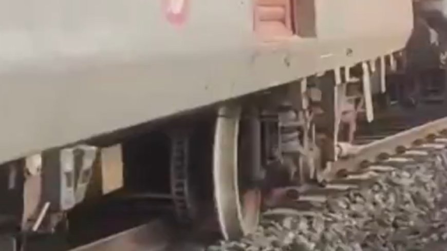 Three coaches of Secunderabad-Shalimar Express including parcel van derail near Howrah