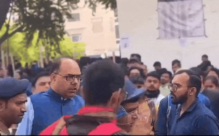 Watch: Patna DM slaps BPSC aspirant during protest over normalisation policy