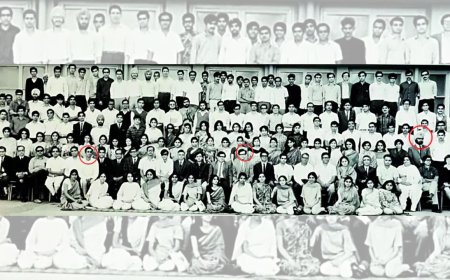 '54-year-old pic worth 1,000 words': DSE photo shows Manmohan Singh's humility