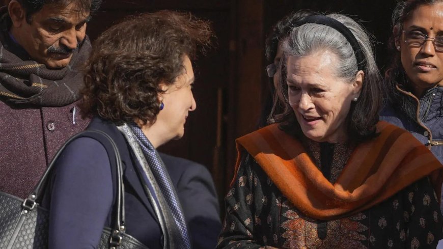 Protocol eased for Sonia  & Priyanka Gandhi at Manmohan Singh's funeral