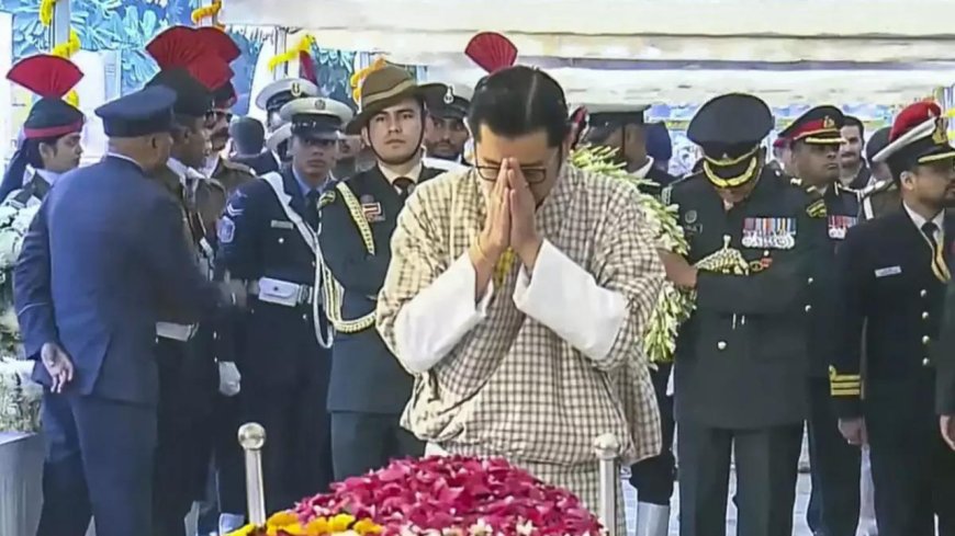 Bhutan king, Mauritius minister lay wreaths on Manmohan Singh's mortal remains