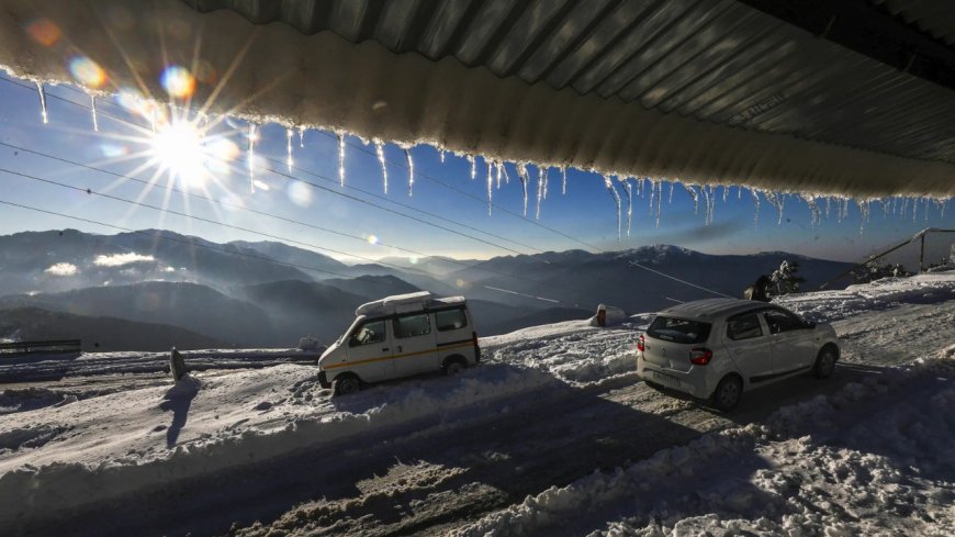 Kashmir returning to normal after heavy snowfall disrupted life on Saturday