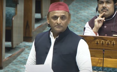 'Gift sone ki zanjeer': Akhilesh's jibe at PM Modi's US visit amid deportation row