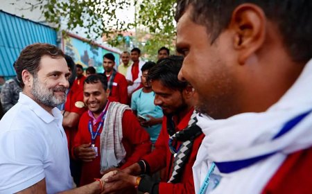 'Humanity shines the brightest': Rahul Gandhi meets porters at NDLS; thanks for saving lives during stampede