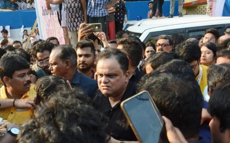 Students on rampage in Kolkata varsity, heckle Bengal education minister
