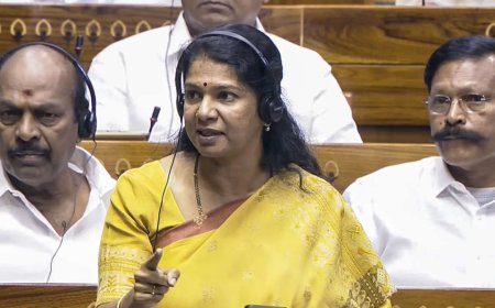 DMK slaps privilege notice on education minister