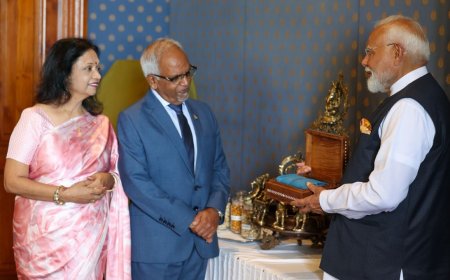 PM Modi gifts Banarasi saree to Mauritius President’s wife