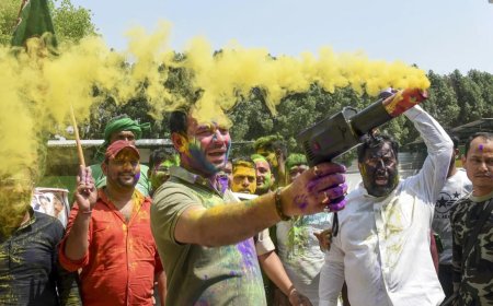 'Nahi thumka lagaoge toh suspend kar diye jaoge': Tej Pratap Yadav instructs policeman to dance at Holi event, faces backlash