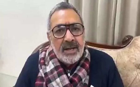 'Ye to vardi ko bhi apni jaagir samajhte hai': Giriraj Singh slams Tej Pratap Yadav over 'dance' remark to policeman