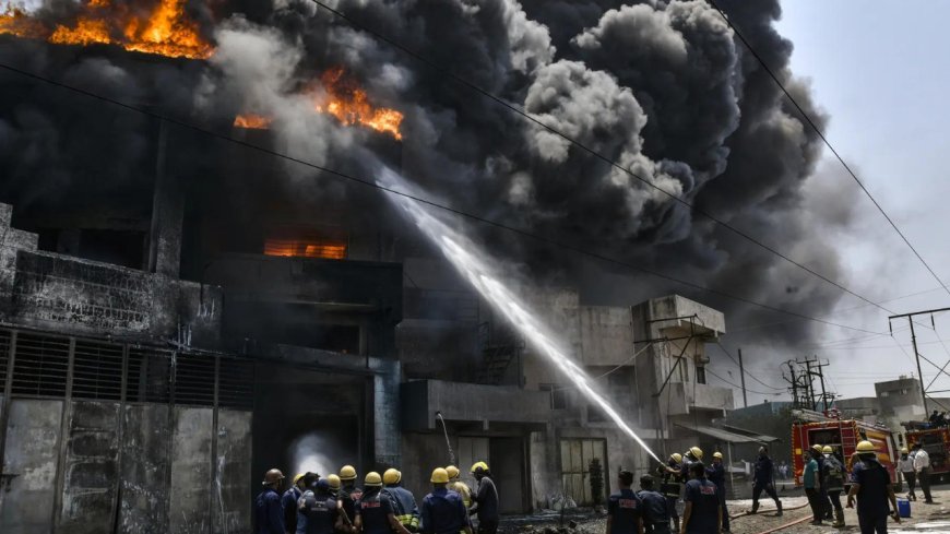 21 die as blast flattens Gujarat firecracker godown