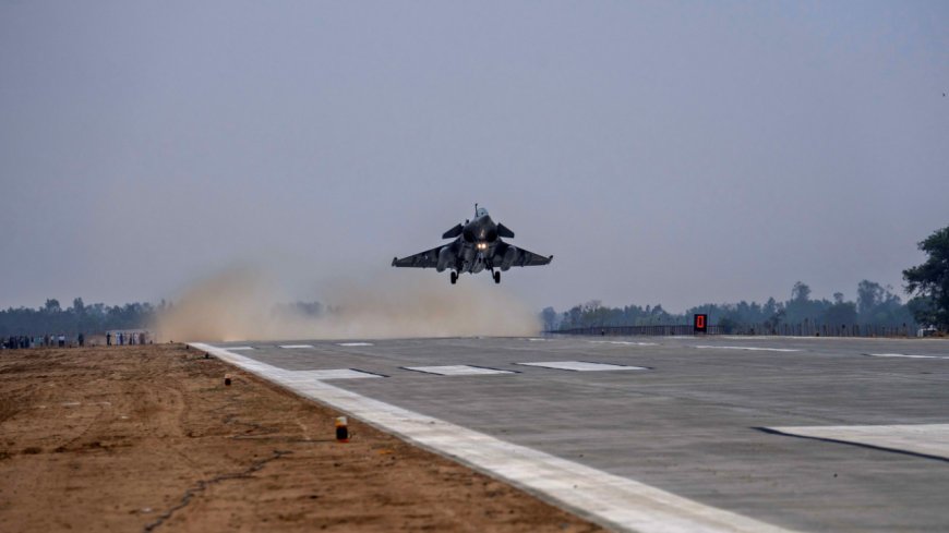 IAF demonstrates aerial prowess on Ganga e-way airstrip