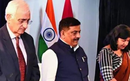 Congress continues its attack but Salman Khurshid, Shashi Tharoor unfazed