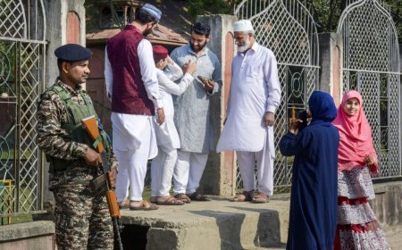 Srinagar’s Jamia Masjid locked on Eid, Mirwaiz detained