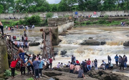 Pune bridge collapse: Death toll climbs to 4; PM Modi speaks to CM Fadnavis on rescue operations