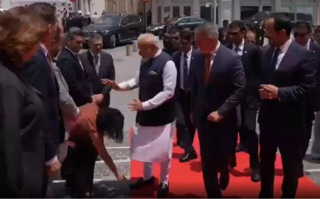 Watch: Nicosia council member touches Modi's feet - PM's Cyprus visit