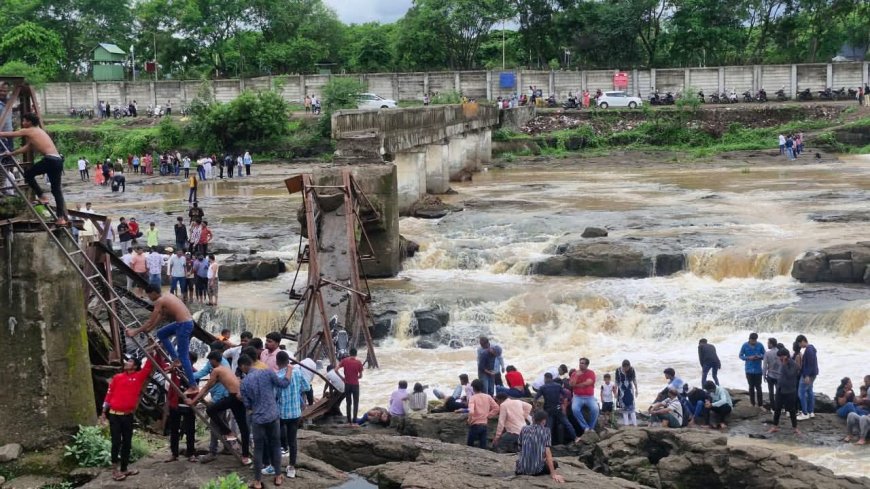 Pune bridge collapse: Death toll climbs to 4; PM Modi speaks to CM Fadnavis on rescue operations