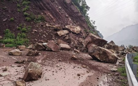 Landslide near Dewal Bridge on Jammu-Srinagar NH, traffic hit