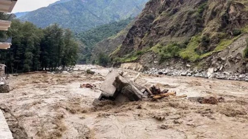 Cloudbursts hit Mandi, 5 dead and 15 missing