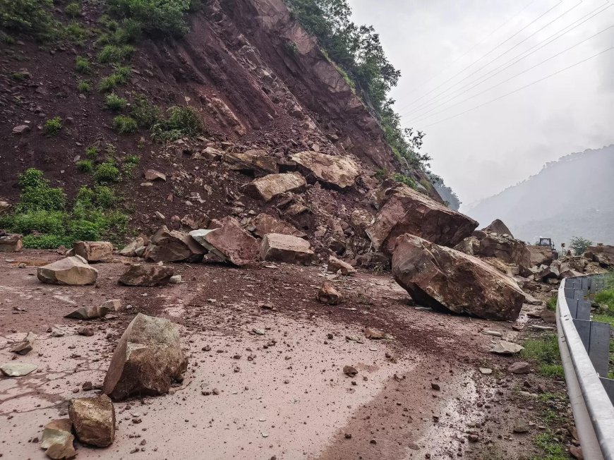 Landslide near Dewal Bridge on Jammu-Srinagar NH, traffic hit