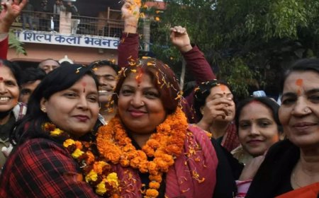 Bihar: EC sends notice to BJP's Muzaffarpur mayor; hours after Tejashwi said she has 2 voter ID cards