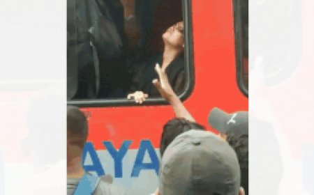 Young girl struggles to breathe in overcrowded train as bystanders laugh and film; railways respond - Video