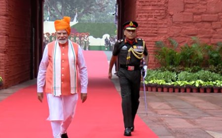 79th Independence Day: PM Modi continues 'safa' tradition; opts for saffron turban