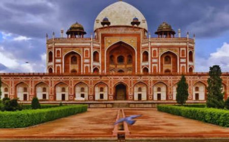 Delhi: Portion of Humayun's tomb collapses; several feared trapped