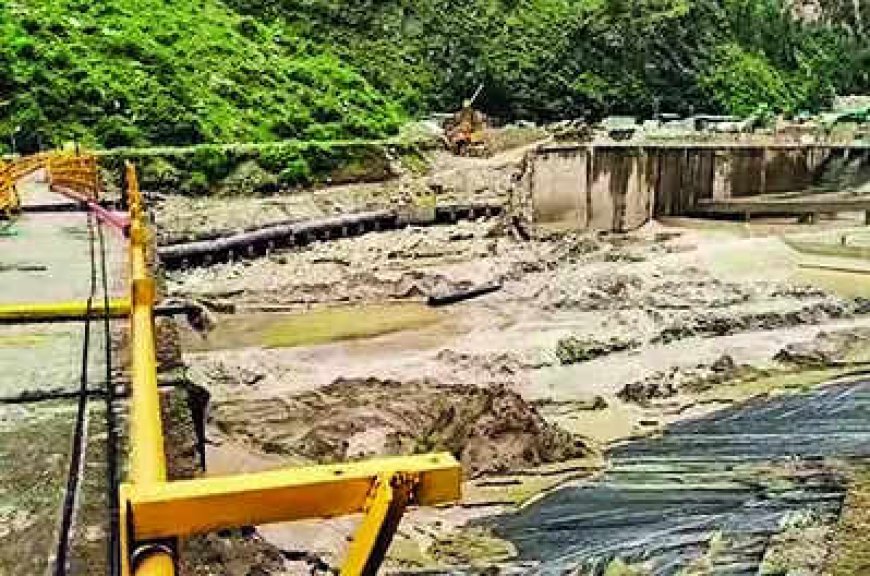 Dam collapses in HP's Kullu, triggers panic in lower areas