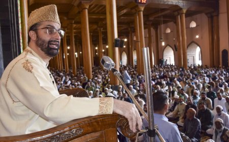 Hurriyat charirman Mirwaiz under house arrest, barred from Friday sermon
