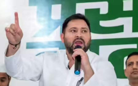 Tejashwi cuts cake, celebrates 36th birthday at election rally