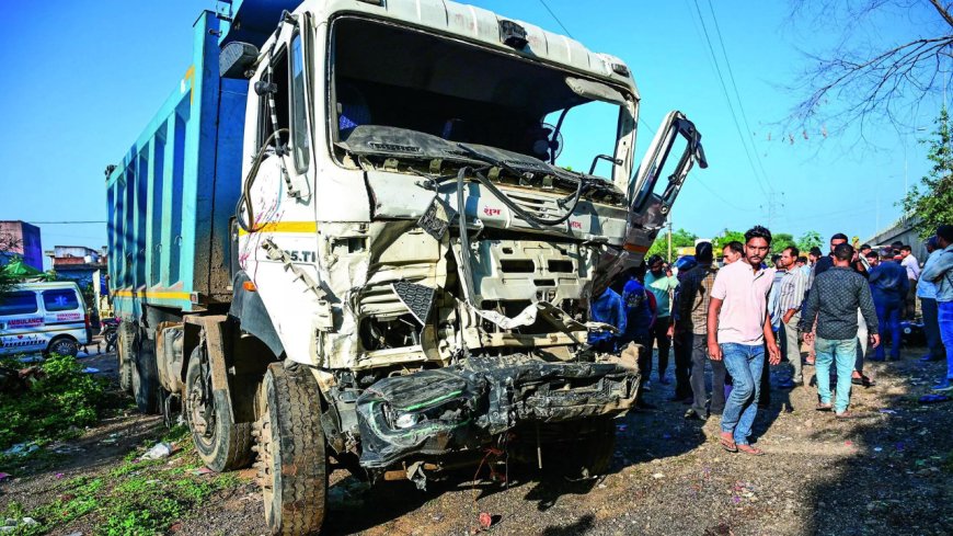 14 dead as dumper mows into 17 vehicles