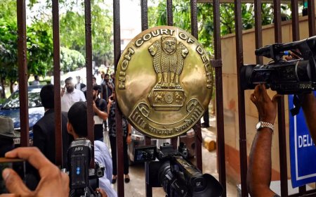 Delhi high court issues notice to J&amp;K ex-babu in Rs 2.55-cr defamation suit filed by former J&amp;K chief secretary