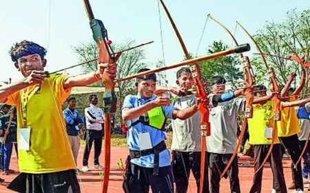 This Hidma's bow &amp; arrow shoots at straw targets