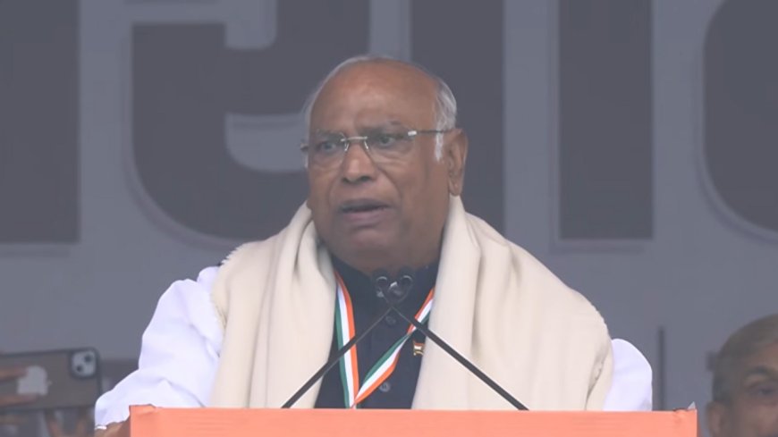 'Our fight is against RSS, BJP; against gaddars indulging in vote chori': Kharge at Congress rally