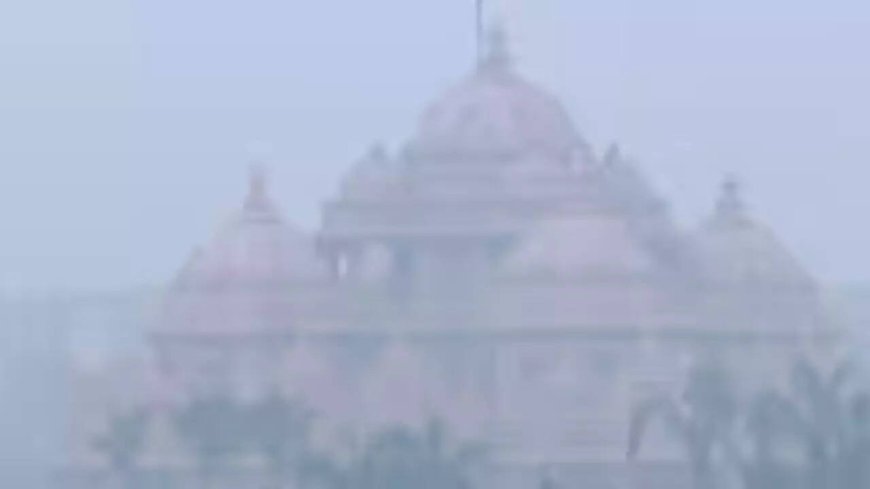 Fog adds to woes as Delhi air stays severe for 3rd day