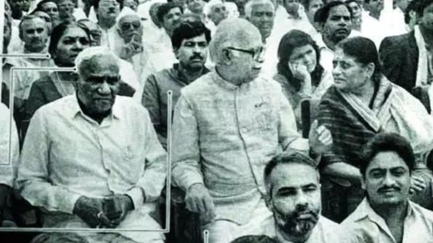 Sharing PM Modi photo, Digvijaya Singh lauds Sangh, BJP says attack on Rahul