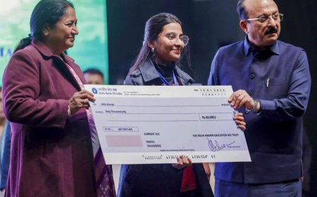 Delhi CM distributes Rs 25.25 crore scholarships to 1,709 students