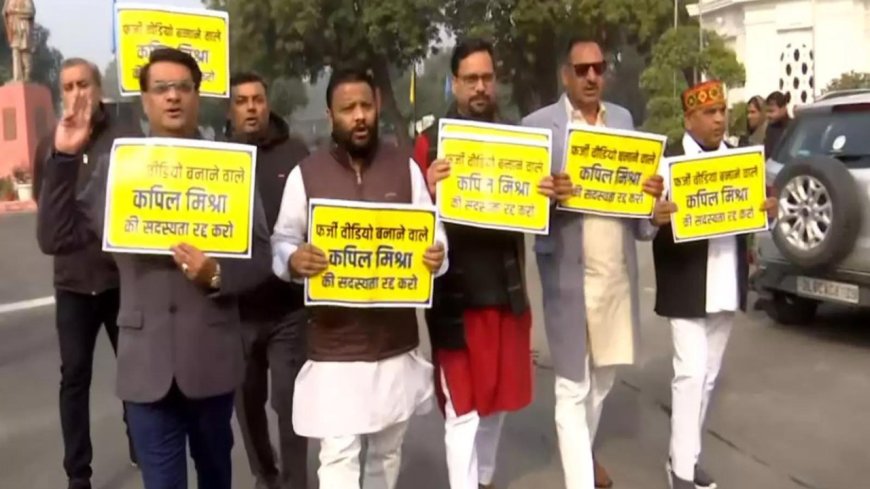 AAP MLAs stage protest outside Delhi Assembly against state government