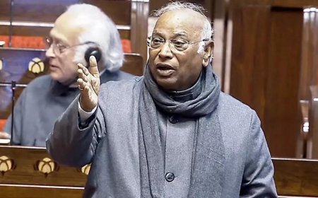 Propaganda against Manmohan insult to Sikh faith: Kharge