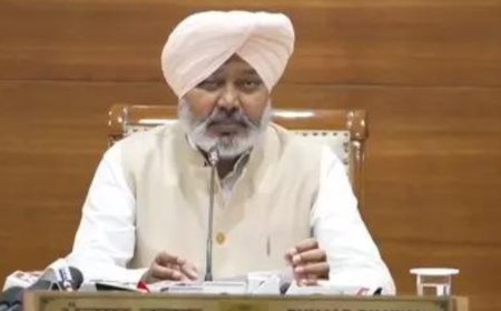 AAP leaders detained during protest over Bajwa's remarks against Punjab minister