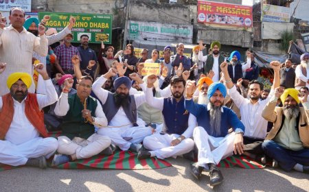 AAP protests outside Congress offices in Punjab over Partap Bajwa' s remarks against minister