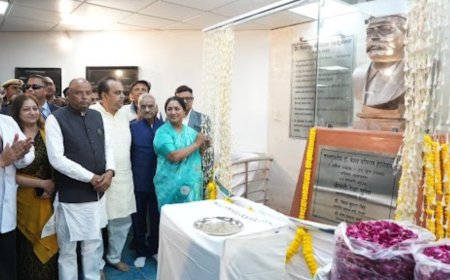 Delhi CM inaugurates statue of RSS founder at east Delhi hospital