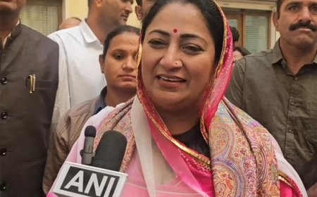Rajasthan: Delhi CM Rekha Gupta offers prayers at Shrinathji Temple on Mahashivratri