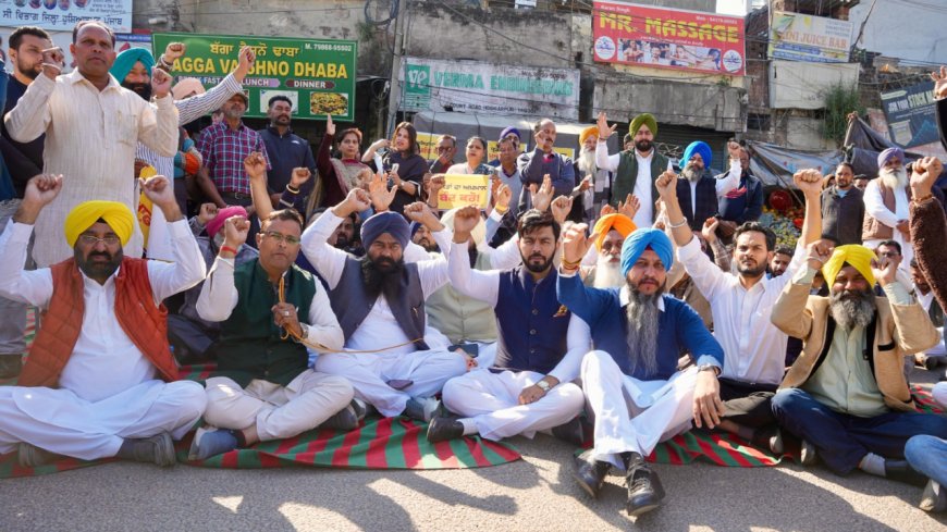 AAP protests outside Congress offices in Punjab over Partap Bajwa' s remarks against minister