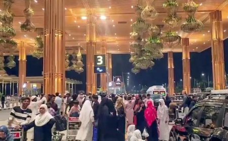Iran conflict: Flyers stuck at airports as 900 flights cancelled