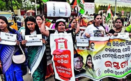 LPG price hike: Mamata calls for protests, Sidda seeks PM Modi's ouster