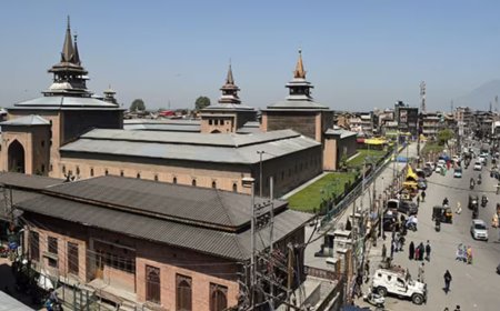 Srinagar’s Jamia Mosque closed on last Friday of Ramzan, Mirwaiz placed under home detention