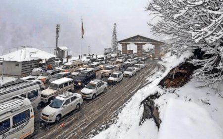 Thousands of tourists spend freezing night in Atal tunnel